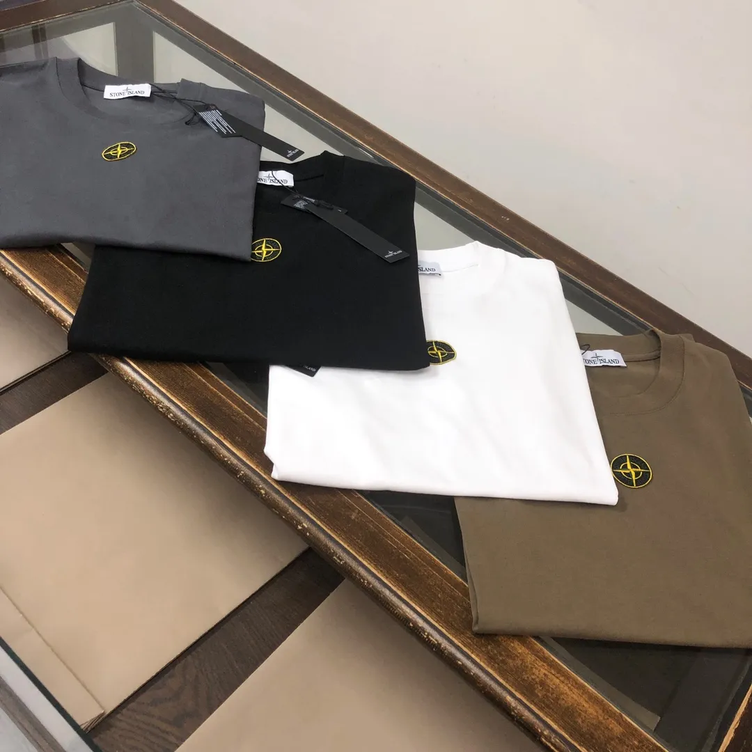 P150 A🍃Stone Island 2025 latest T-shirt, couple style ~ original order, fashionable and casual short T-shirt, specially made of customized cotton fabric ~ 100% cotton T-shirt ~ pre-washed to prevent deformation and shrinkage problem, more comfortable and breathable on the body ~ All available from stock ~ unique design style, trendy must-have item, complete with three standards 👍 Color: black/white/dark gray/coffee Size: S M L XL (larger version, please state your height and weight when placing an order)